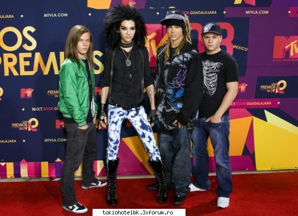 poze toata trupa asta pantaloni are bill